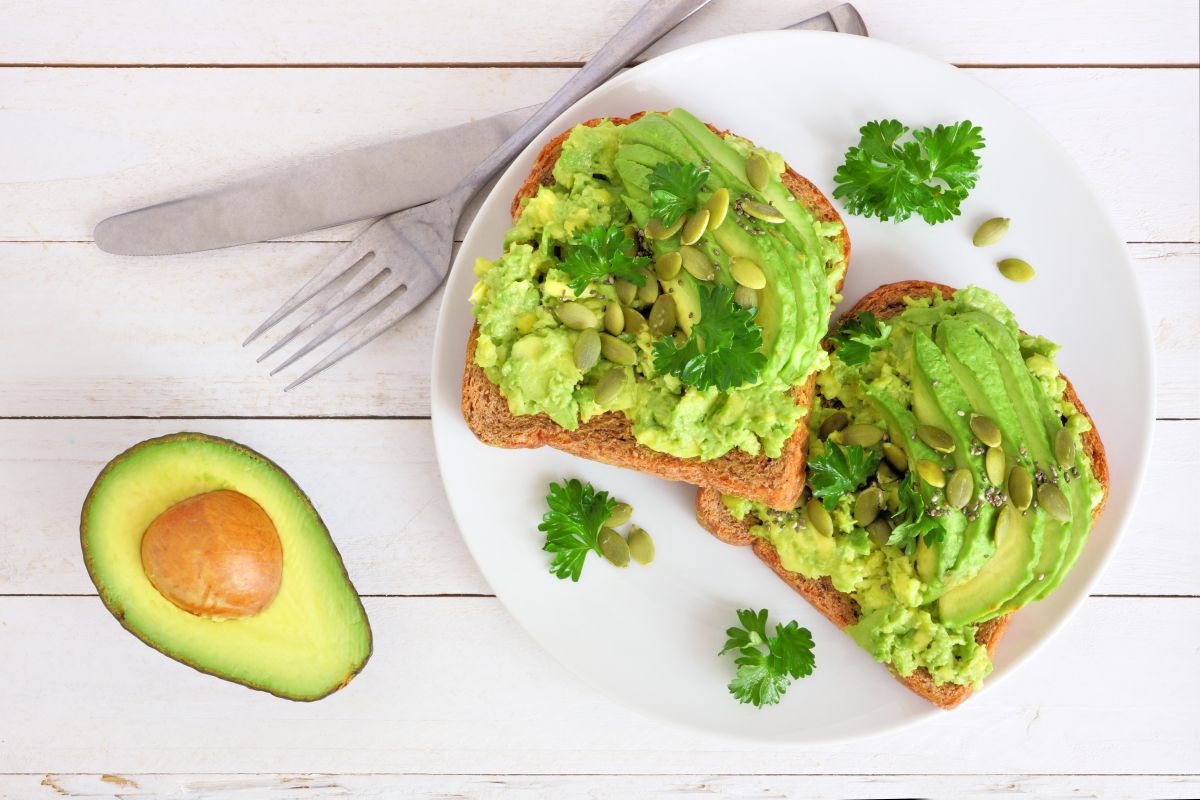 Ricette con avocado: piatti veloci e leggeri per fare il pieno di energia 2 avocado toast