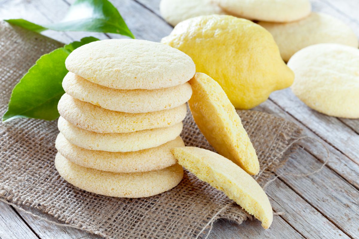 Biscotti al limone, i dolcetti morbidissimi e profumati 5 biscotti al limone nelle diete e nei menù