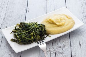 Fave e cicoria, un piatto unico della tradizione, nutriente e leggero