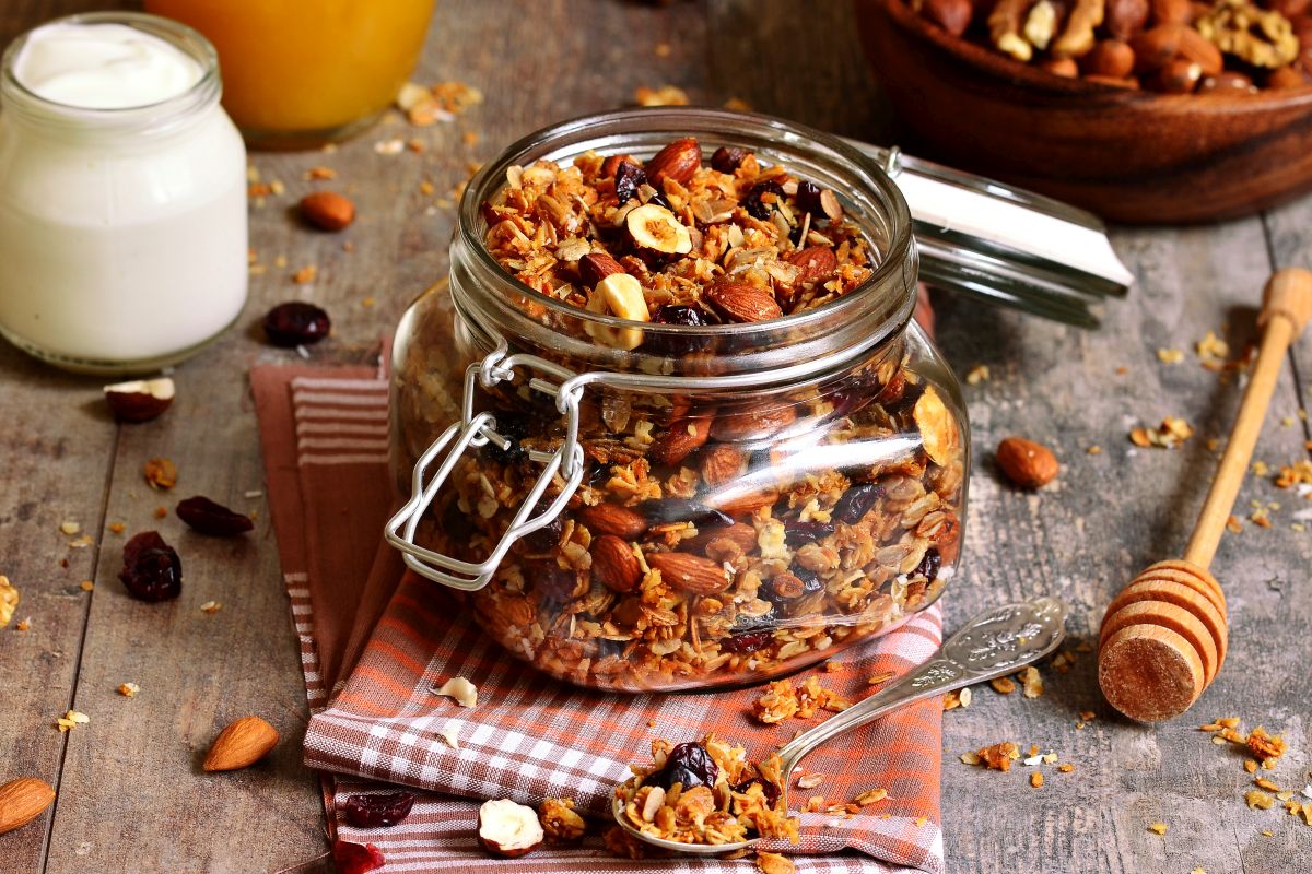 Fiocchi d'avena, proprietà, valori nutrizionali, usi e ricette 4 fiocchi d'avena, una squisita granola