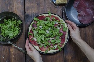 Focaccia con rucola, bresaola e grana: la ricetta sana e leggera