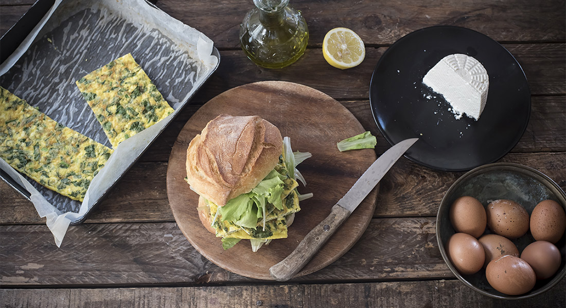 Lattuga: che cos’è, varietà e tipologie, valori nutrizionali, benefici, ricette 9 panino con frittata, lattuga e ricotta