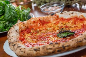 La pizza marinara: la ricetta perfetta per chi &egrave; a dieta