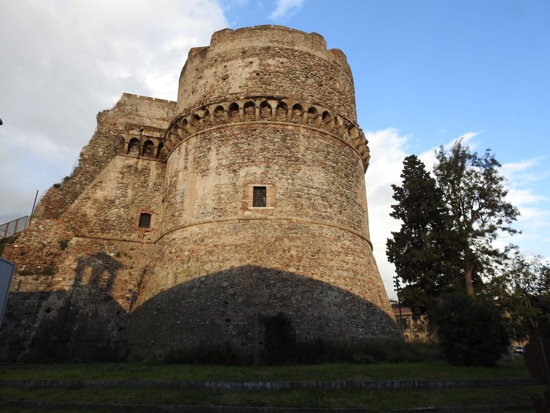 Alla scoperta di Reggio Calabria: il centro storico, il teatro-museo e il Castello 3 reggio calabria castello 1