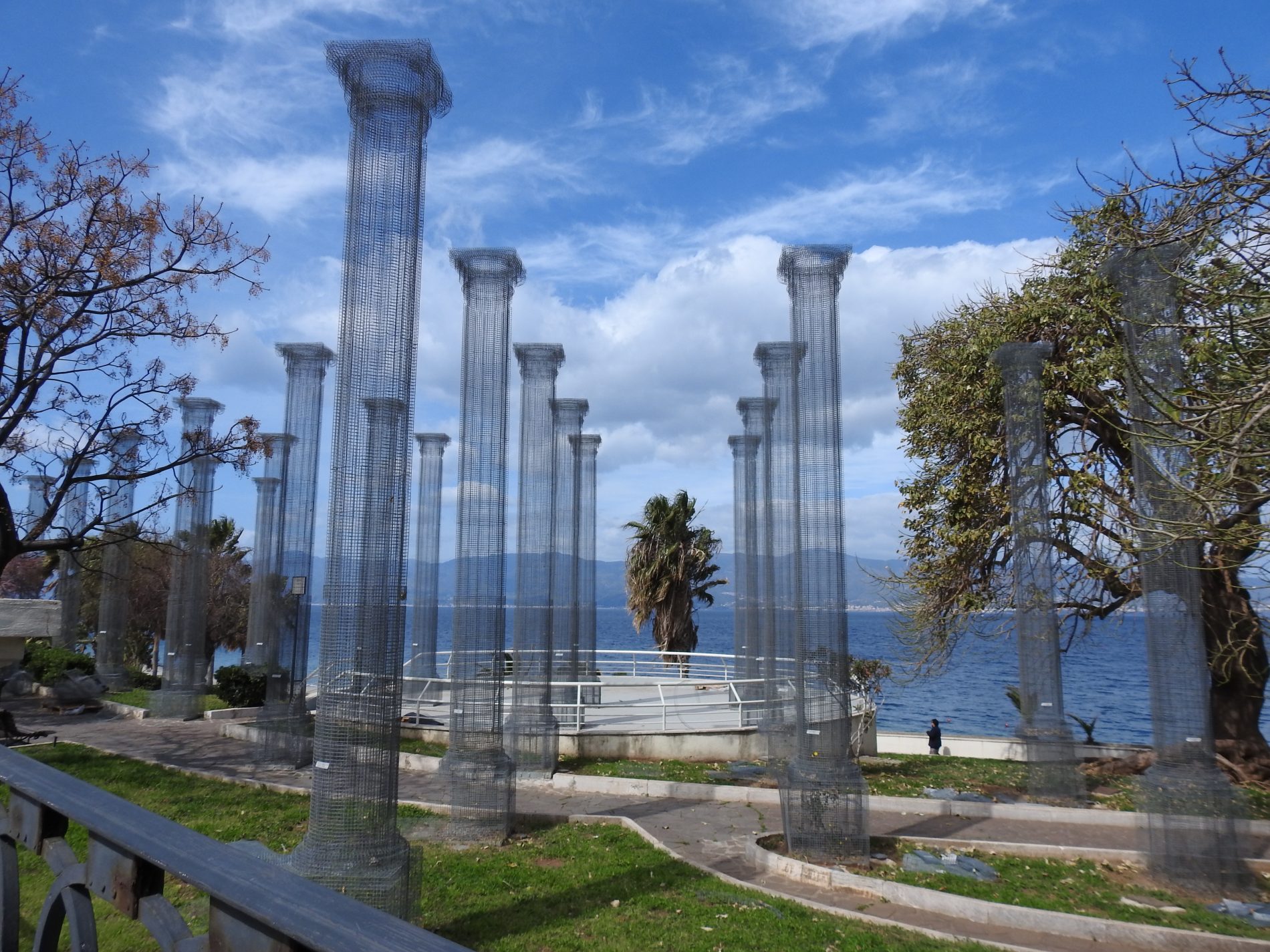 Alla scoperta di Reggio Calabria e del "chilometro più bello d'Italia" 2 reggio calabria lungomare colonne trasparenti di tresoldi 3