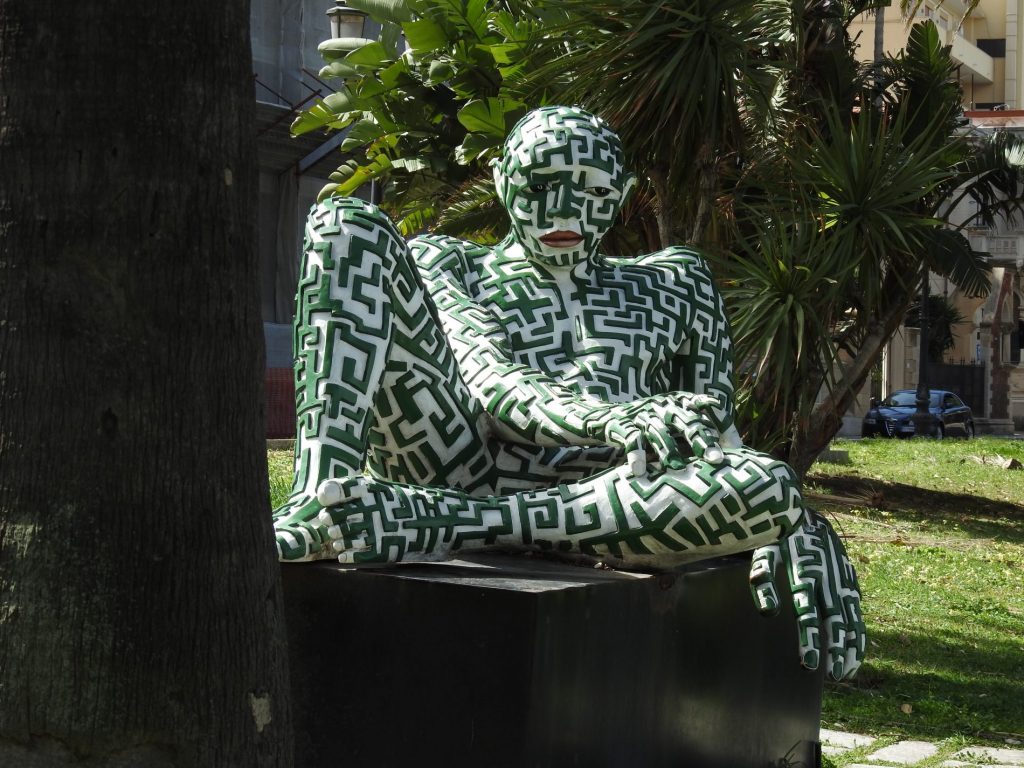 Alla scoperta di Reggio Calabria e del "chilometro più bello d'Italia" 8 reggio calabria lungomare sculture di rabarama 1