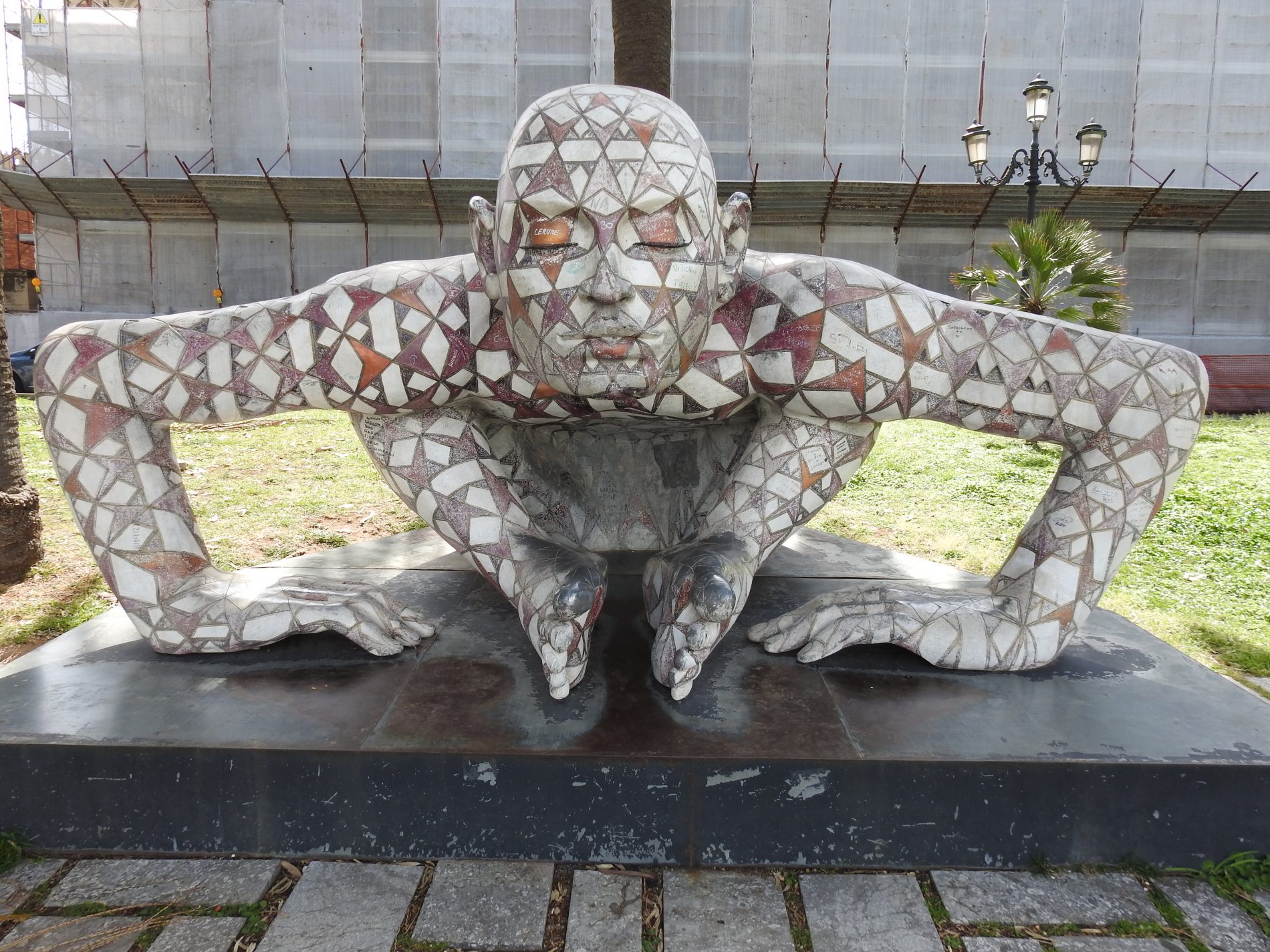 Alla scoperta di Reggio Calabria e del "chilometro più bello d'Italia" 3 reggio calabria lungomare sculture di rabarama 2