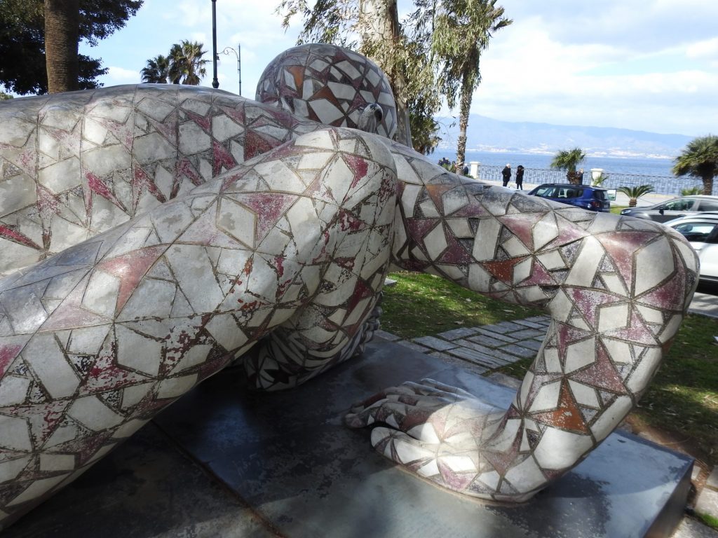 Alla scoperta di Reggio Calabria e del "chilometro più bello d'Italia" 7 reggio calabria lungomare sculture di rabarama 3