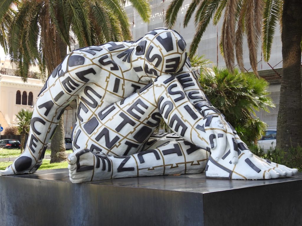 Alla scoperta di Reggio Calabria e del "chilometro più bello d'Italia" 4 reggio calabria lungomare sculture di rabarama 4