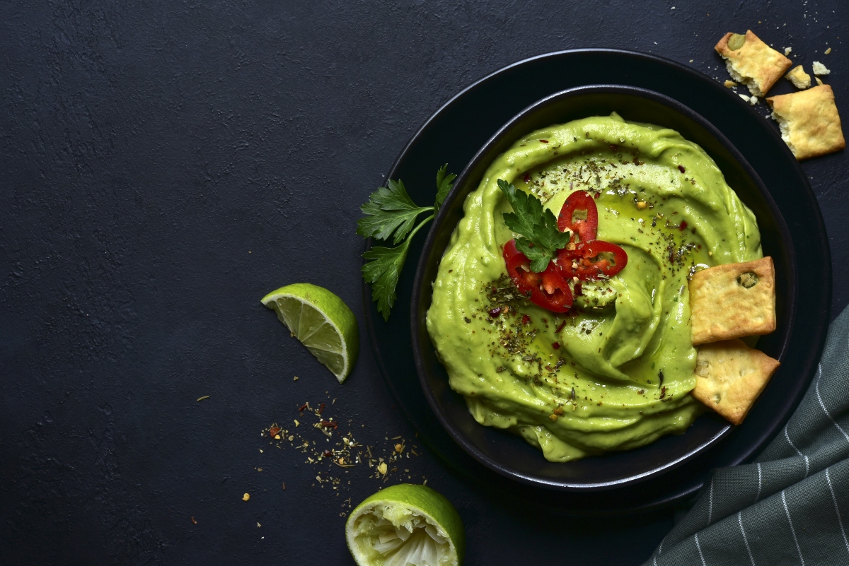 Ricette con avocado: piatti veloci e leggeri per fare il pieno di energia 1 ricette con avocado: una ciotola nera con guacamole