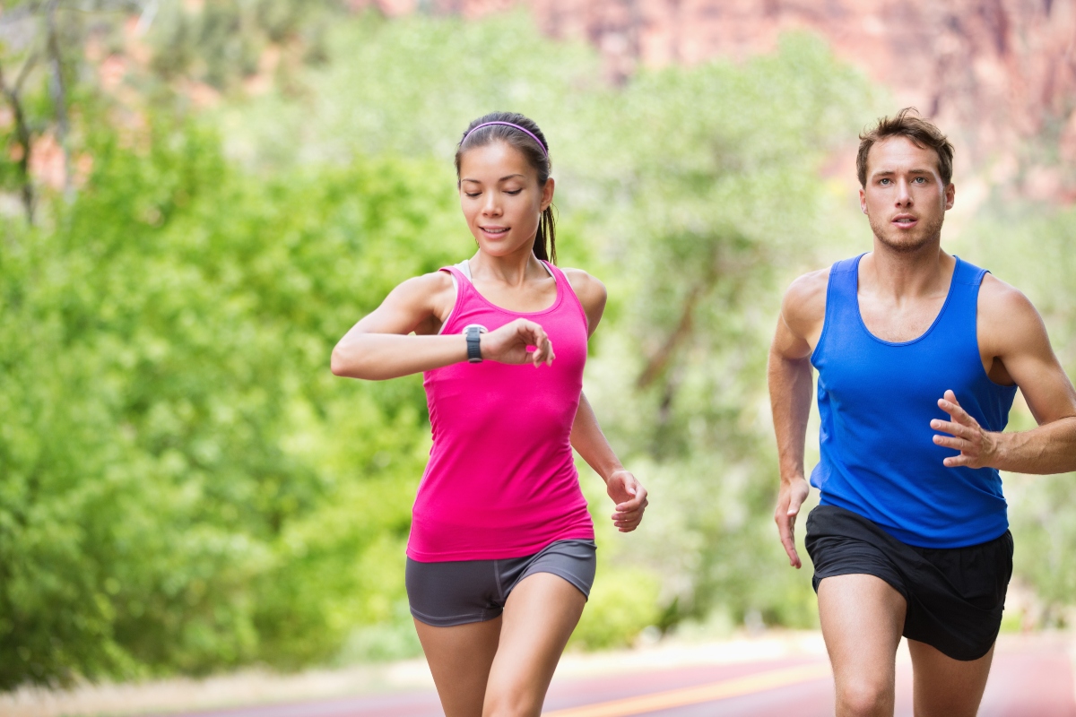 Soglia anaerobica: cos’è, calcolo, allenamento e frequenza cardiaca 3 Una donna e un uomo che corrono al parco