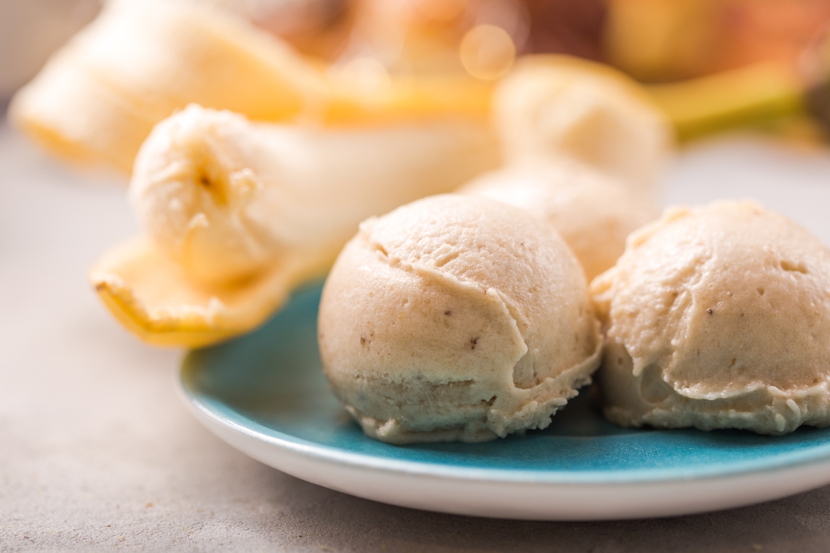 Banana: calorie, valori nutrizionali, benefici e le migliori ricette 11 Gelato alla banana: la ricetta