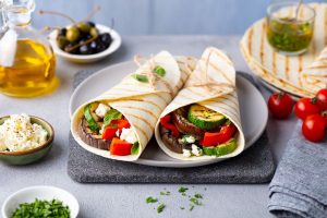 Piadina greca con feta, cetrioli e salsa tzatziki