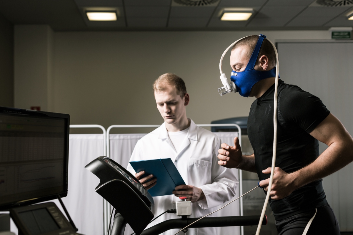 Soglia aerobica: cos’è, come si misura e differenze con la soglia anaerobica 6 Un uomo con una maschera di ossigeno che corre su una pedana per la misurazione della soglia aerobica