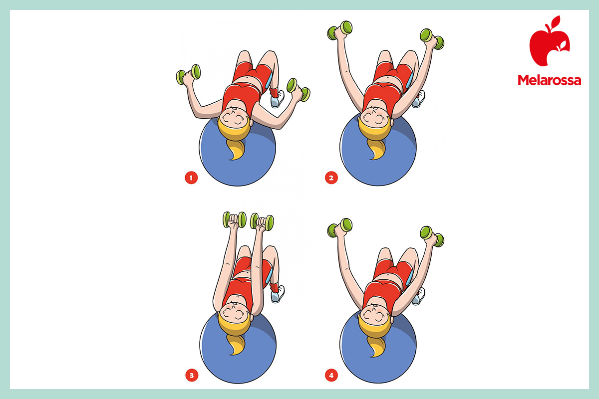 Come rassodare il seno: che sport fare e i migliori esercizi per un seno tonico 1 Illustrazione di una donna che esegue esercizio per rassodare i pettorali su una palla fitness con i manubri