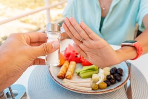 Dieta iposodica: che cos&rsquo;&egrave;, a cosa serve, cosa mangiare e cosa evitare, esempio di men&ugrave;, benefici e limiti