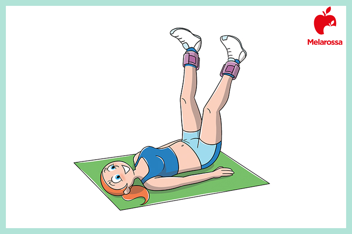 Esercizi per interno coscia per tonificare e rassodare le gambe 9 Illustrazione di una donna che esegue esercizi per interno coscia con le cavigliere