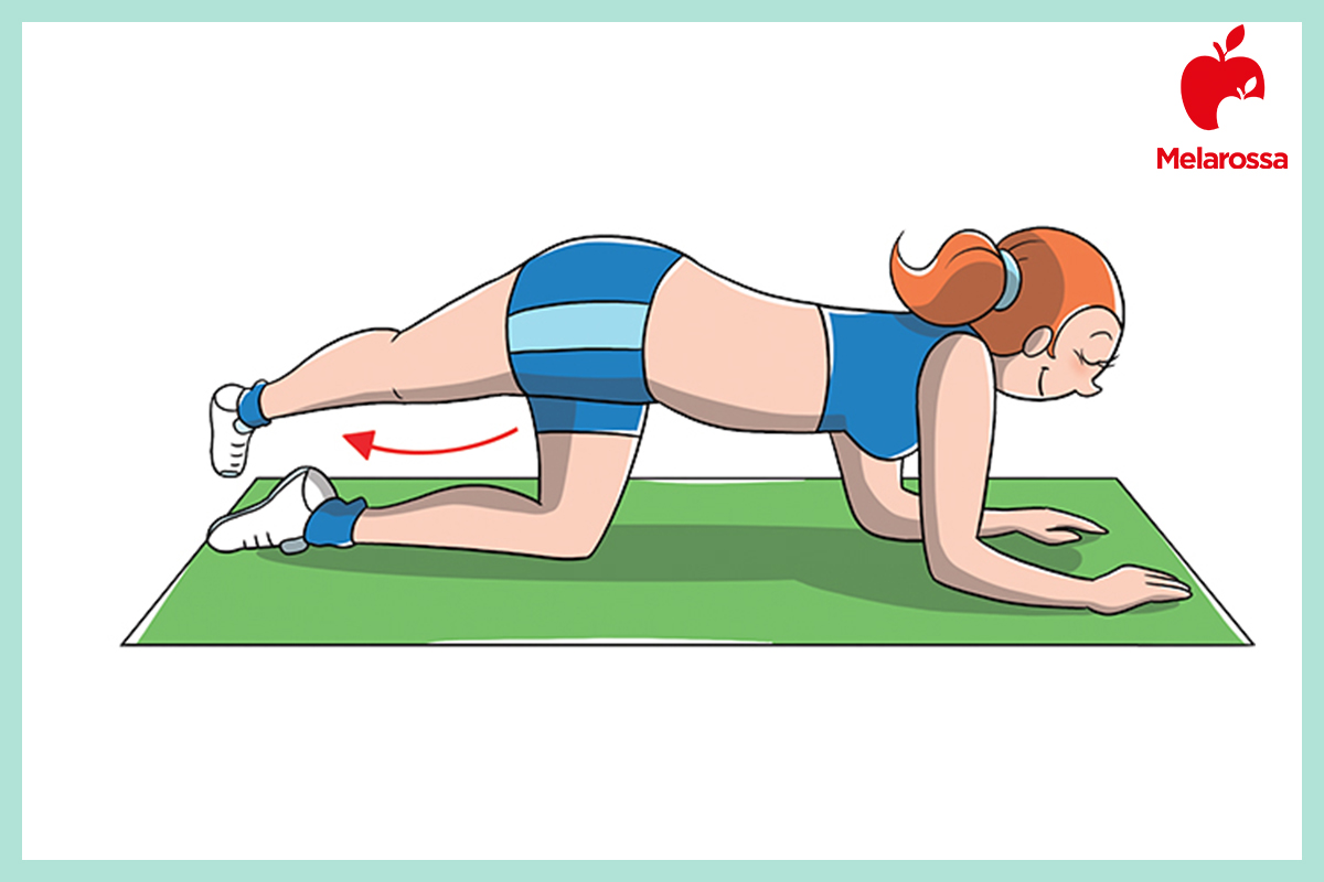 Esercizi per interno coscia per tonificare e rassodare le gambe 7 Illustrazione di una donna che esegue esercizi interno coscia su tappetino Yoga