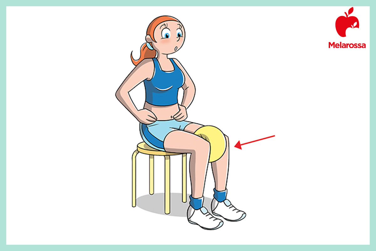 Esercizi per interno coscia per tonificare e rassodare le gambe 2 illustrazione di una donna seduta su uno sgabello che esegue esercizi per interno coscia con la palla