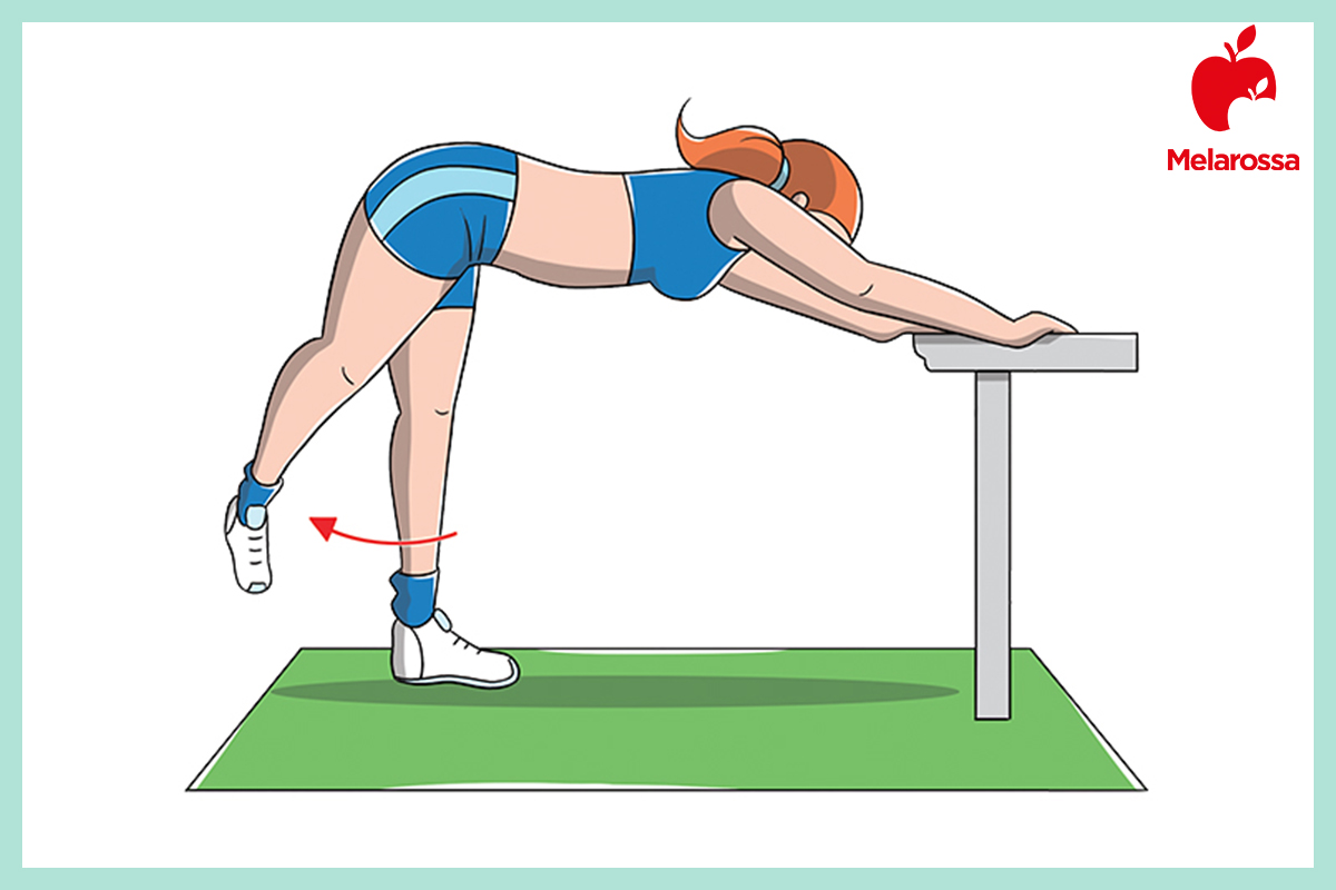 Esercizi per interno coscia per tonificare e rassodare le gambe 8 Illustrazione di una donna che esegue esercizi interno coscia facendo slanci laterali con cavigliere