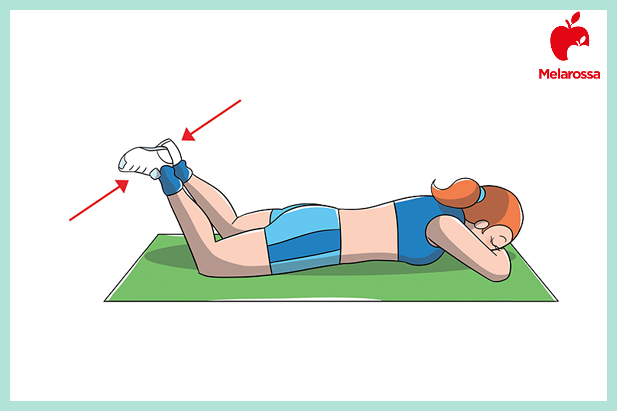 Esercizi per interno coscia per tonificare e rassodare le gambe 6 Illustrazione di una donna che esegue esercizi interno coscia facendo l'esercizio della rana
