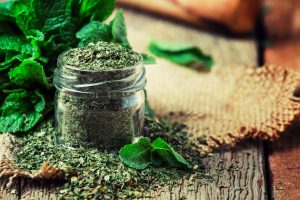 Menta piperita: propriet&agrave;, benefici, usi e controindicazioni