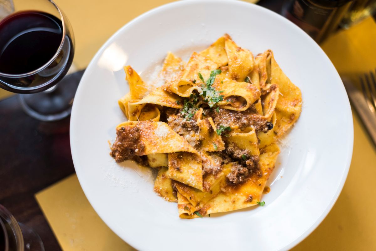 Carne di cinghiale: cos’è, proprietà e benefici, calorie, come cucinarla, chi può mangiare il cinghiale e chi dovrebbe evitare 4 pappardelle al sugo di cinghiale