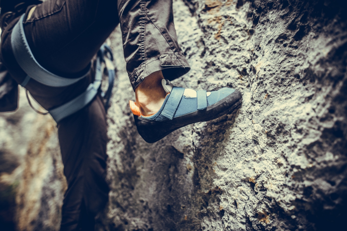 Arrampicata: che cos'è, tecnica e attrezzature, benefici per la mente e il fisico, dove praticare 3 scarpetta da arrampicata