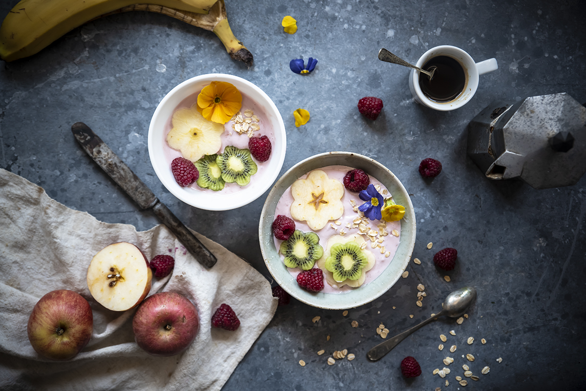 Yogurt greco: che cos'è, differenze con lo yogurt tradizionale, benefici e le migliori ricette 6 bowl smoothie con yogurt greco