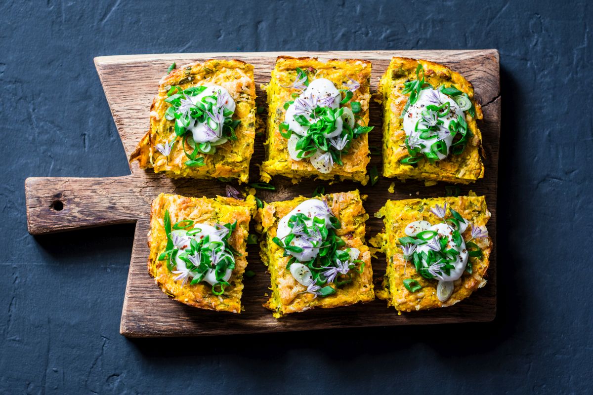 Frittata perfetta: ricetta base, consigli di cottura e varianti 1 ricette con frittata: su tagliere di legno 6 tranci di frittata son sopra le verdure