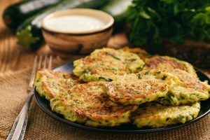 Frittelle di zucchine, uno stuzzichino delicato e appetitoso
