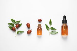 Olio di jojoba: che cos&rsquo;&egrave;, propriet&agrave;, benefici per pelle e capelli, usi