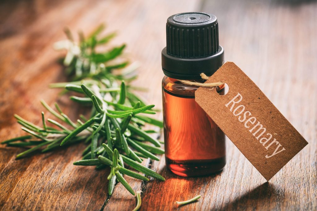 Olio essenziale di rosmarino: che cos'è, proprietà, benefici e usi 1 Olio essenziale di rosmarino: tutti benefici per la salute