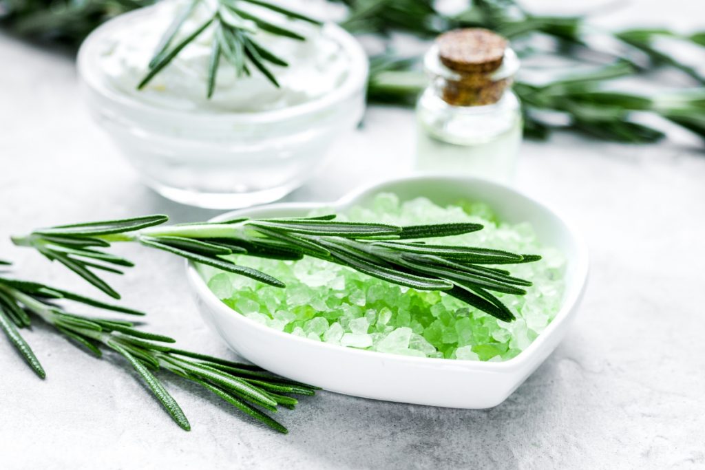 Olio essenziale di rosmarino: che cos'è, proprietà, benefici e usi 2 olio essenziale di rosmarino. proprietà cosmetiche