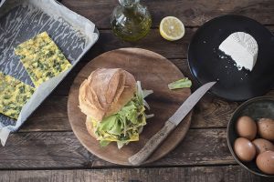 Panino con la frittata di verdure e ricotta al forno con lattuga