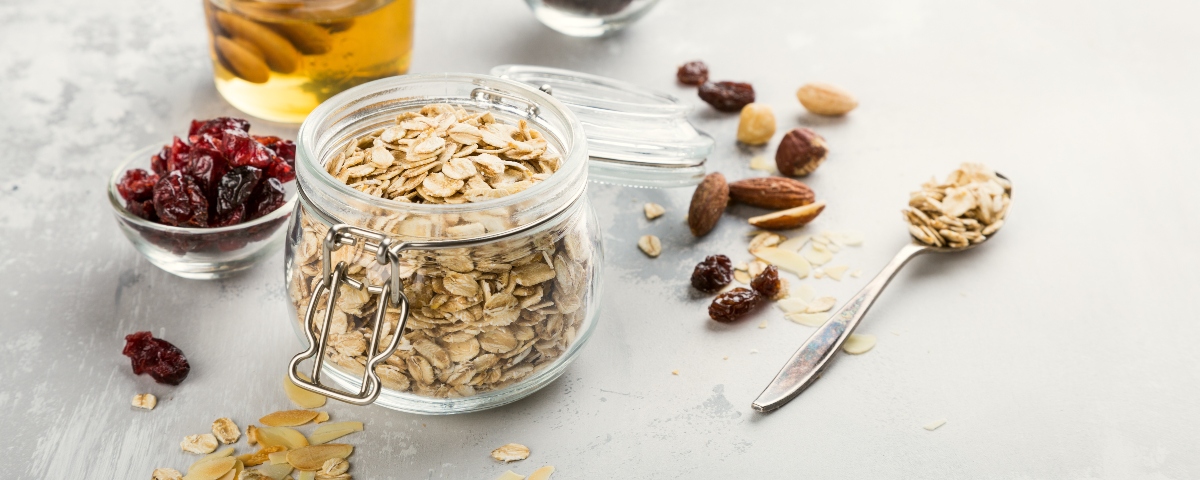 Betaglucani: a cosa servono, proprietà, alimenti ricchi e integratori 2 Un barattolo di vetro colmo di avena, un alimento ricco di betaglucani