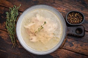 Brodo di pollo fatto in casa: ricetta e video ricetta passo passo