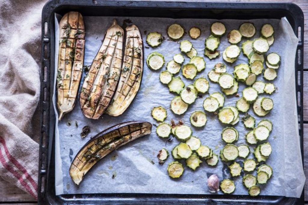 Buddha bowl con quinoa: la ricetta veloce per un piatto unico sano e gustoso 4 In primo piano le verdure della Buddha bowl: melanzane e zucchine cotte in forno