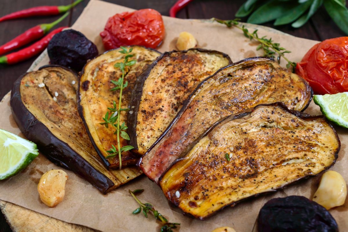 Melanzane grigliate, il contorno versatile, gustoso e leggero 8 melanzane grigliate al forno