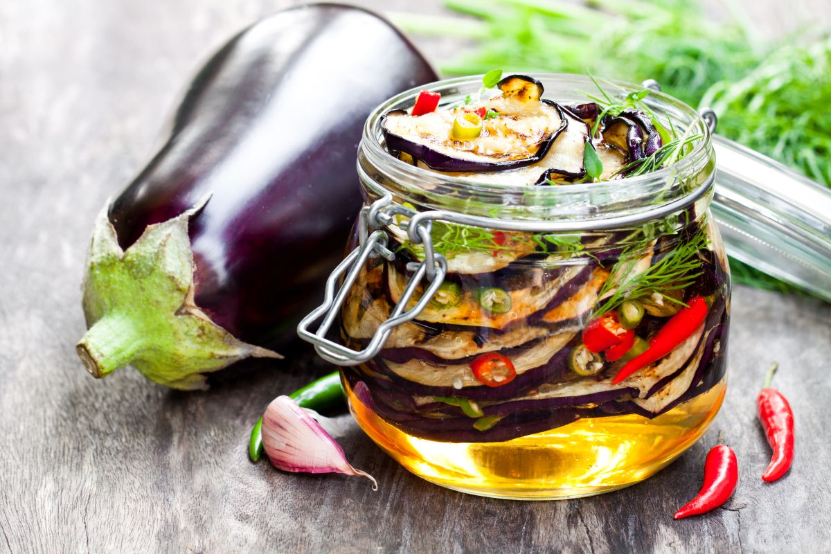 Melanzane grigliate, il contorno versatile, gustoso e leggero 7 melanzane grigliate sott'olio