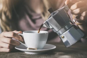 Bere caff&egrave; a stomaco vuoto fa male? Risponde il nutrizionista