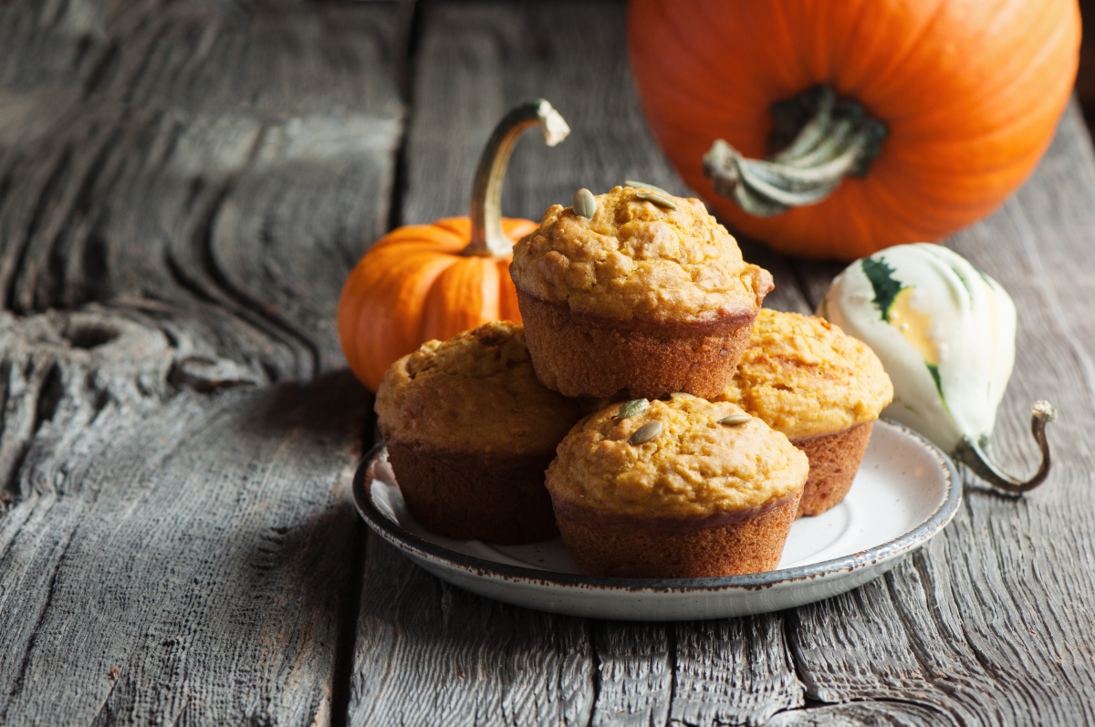 Ricette con la zucca: le migliori idee sane e gustose 29 piatto bianco con muffin alla zucca, una zucca grande e una piccola intorno
