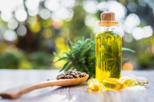 Olio di canapa: cos&rsquo;&egrave;, propriet&agrave; e benefici, usi e controindicazioni