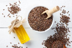 Olio di semi di lino: che cos&rsquo;&egrave;, propriet&agrave;, benefici, usi e controindicazioni