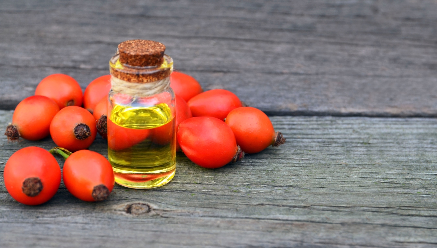 Olio di rosa mosqueta: che cos'è, proprietà, benefici, usi cosmetici e controindicazioni 2 olio di rosa mosqueta: benefici cosmetici