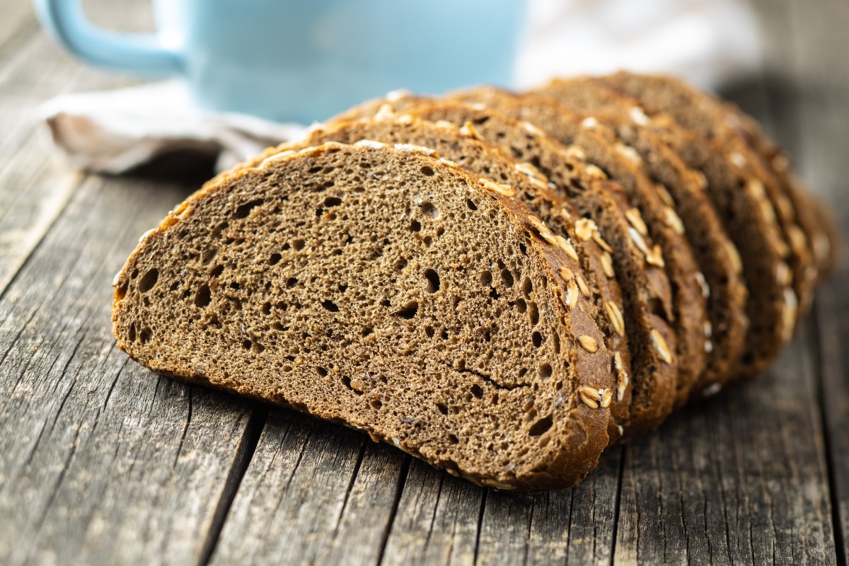Pane fatto in casa: ricette genuine e semplici da provare 12 pane integrale affettato su tagliere di legno
