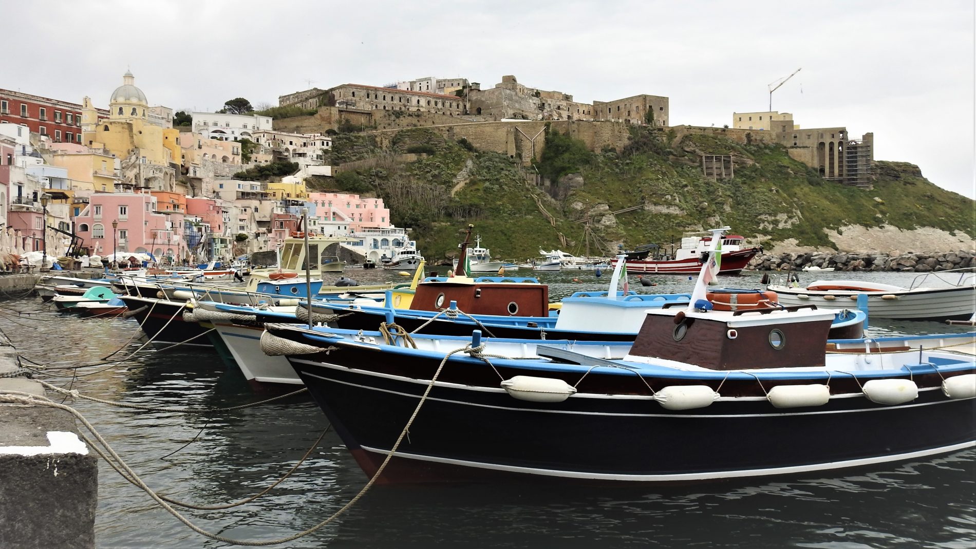 Alla scoperta di Procida, l'isola capitale della cultura 2022 2 procida corricella con terra murata 2