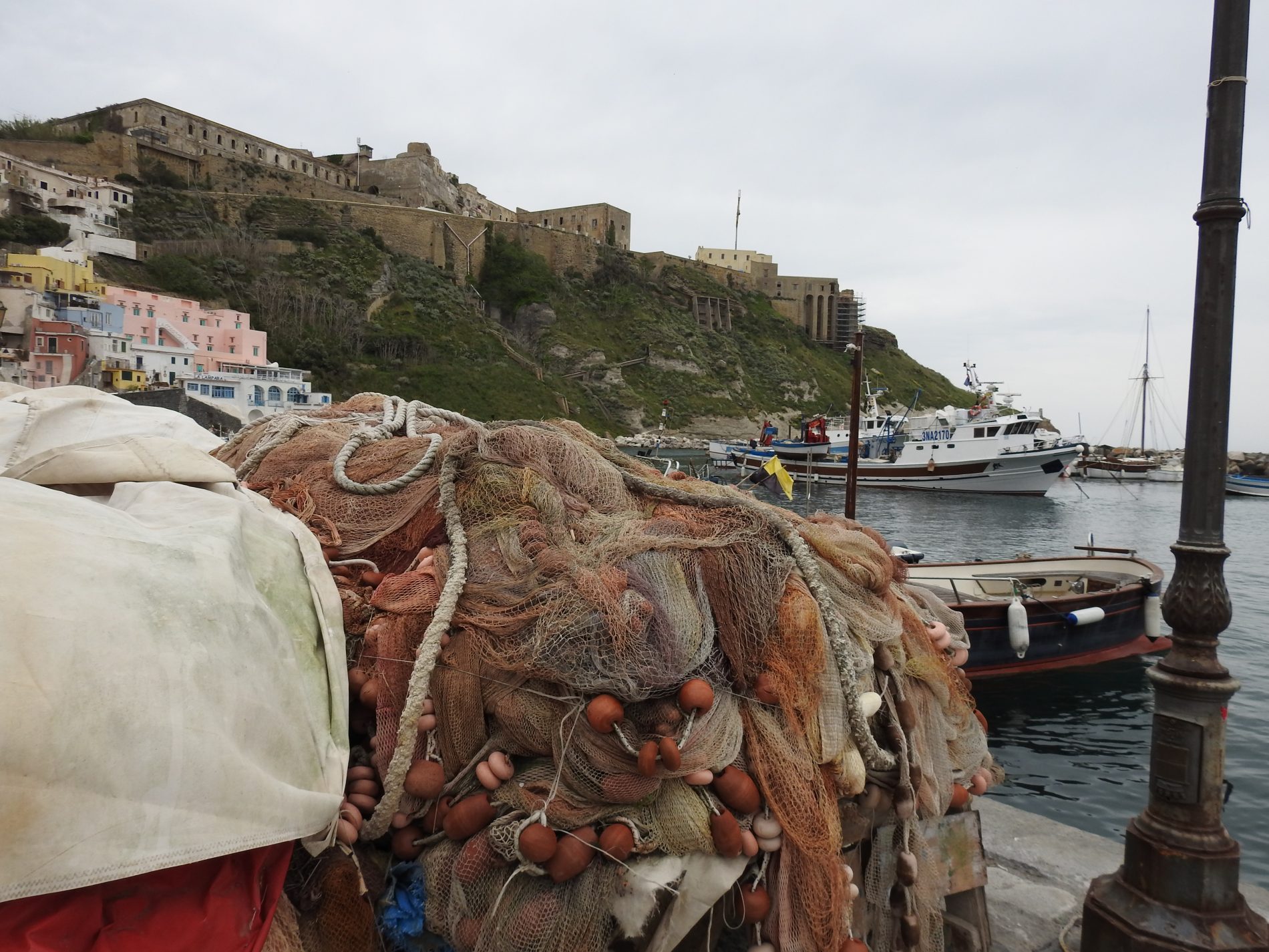 Alla scoperta di Procida, l'isola capitale della cultura 2022 5 procida corricella con terra murata 3