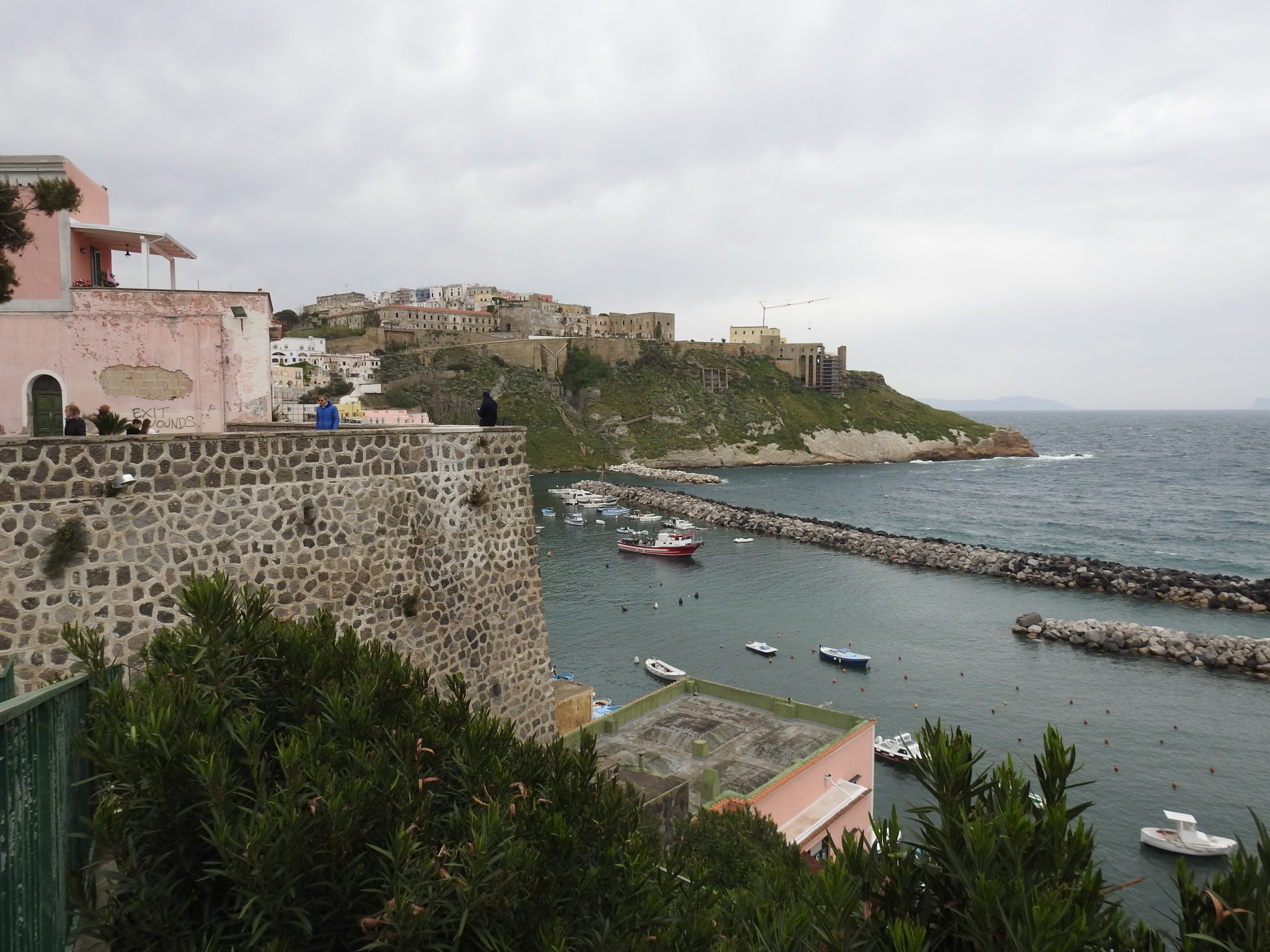 Alla scoperta di Procida, l'isola capitale della cultura 2022 4 procida panorama con terra murata