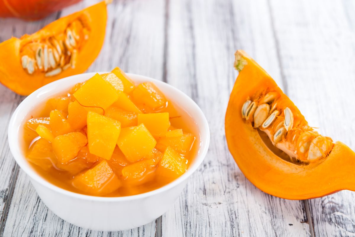 Ricette con la zucca: le migliori idee sane e gustose 22 zuppiera bianca con pezzi di zucca in agrodolce, due fette di zucca intorno